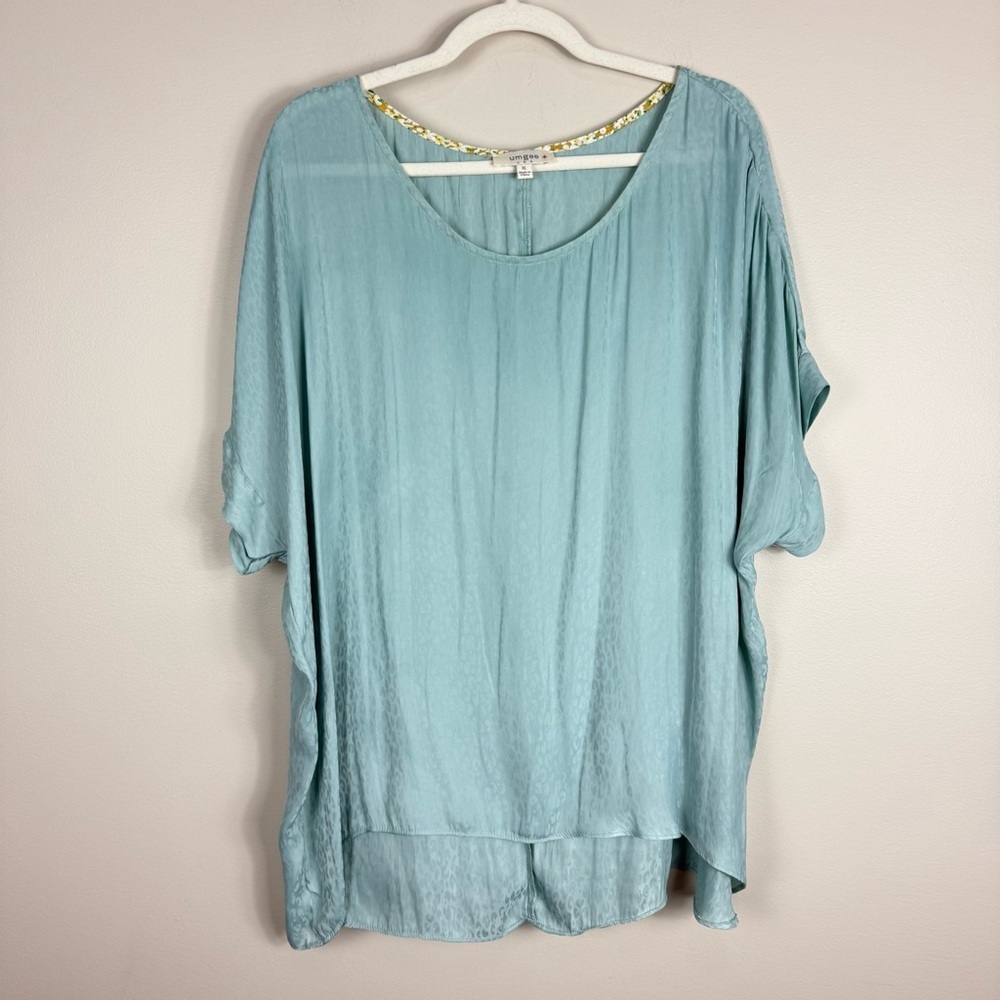 Umgee Top Womens XL Blue Animal Print Scoop Neck Short Sleeve Shirt Blouse Shiny
